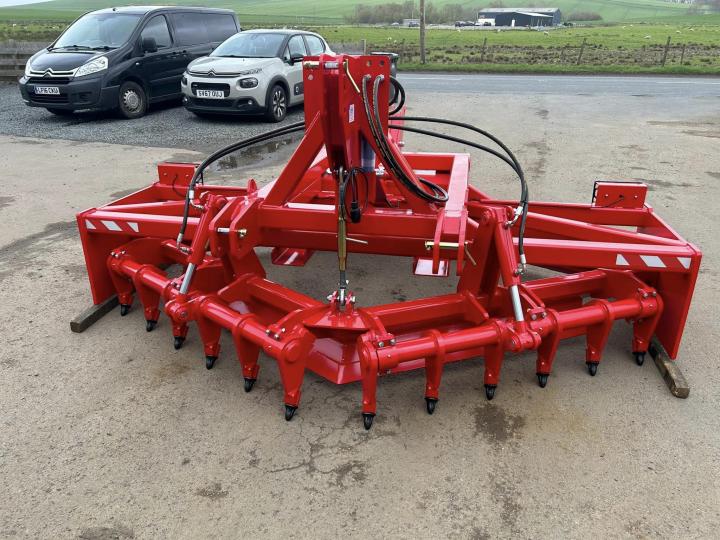 3m Grader with ripper teeth - MF red