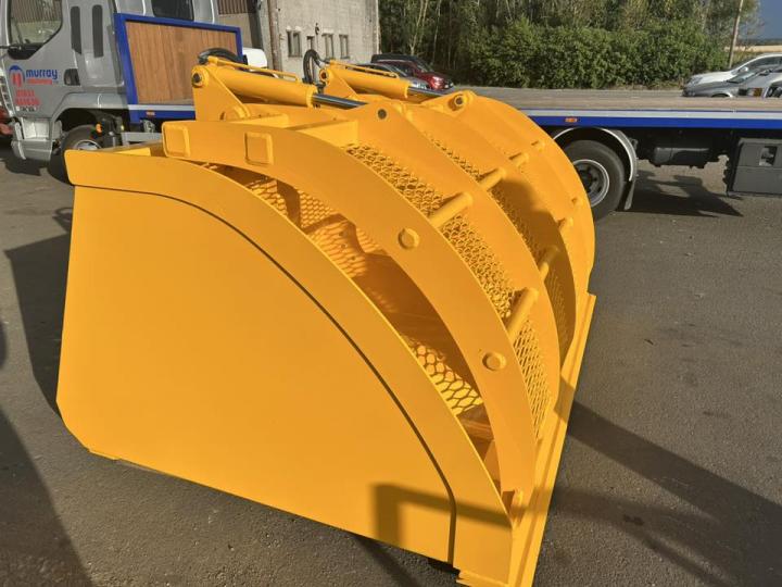 Hi-Tip bucket and grab for recycled waste