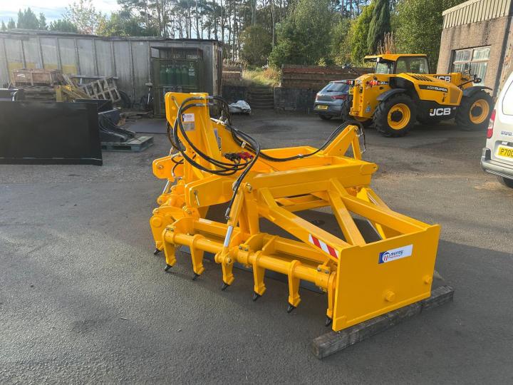 3m Grader with bolt on Hardox, ripper teeth and hydraulic operation for front and rear levelling beams