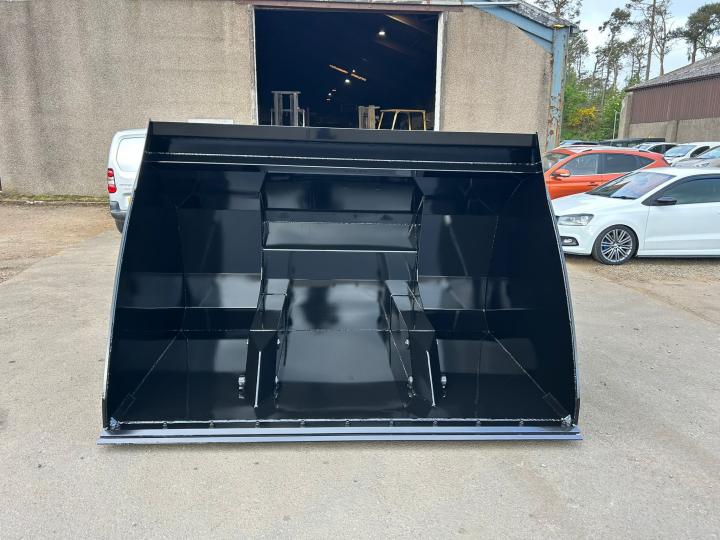 9' wide, 4.5 cub.m Hi-Tip Grain Bucket