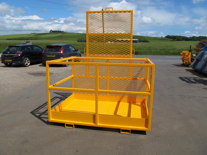 Access Platform with removable rear extension and fork pockets