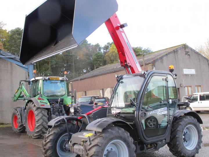 7' 6 Grain Bucket c/w Manitou Fittings