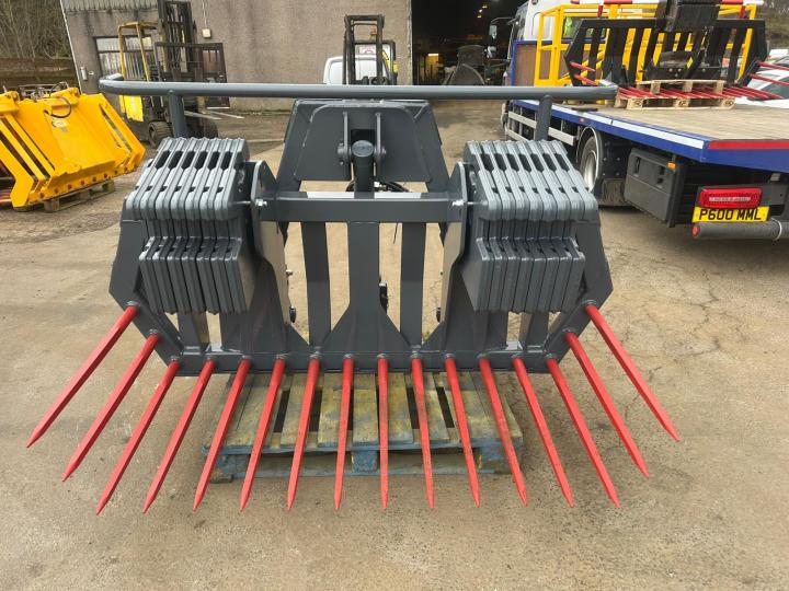5' 6” hydraulic tipping stone fork with 16 tines and 3 point linkage and weight frame
