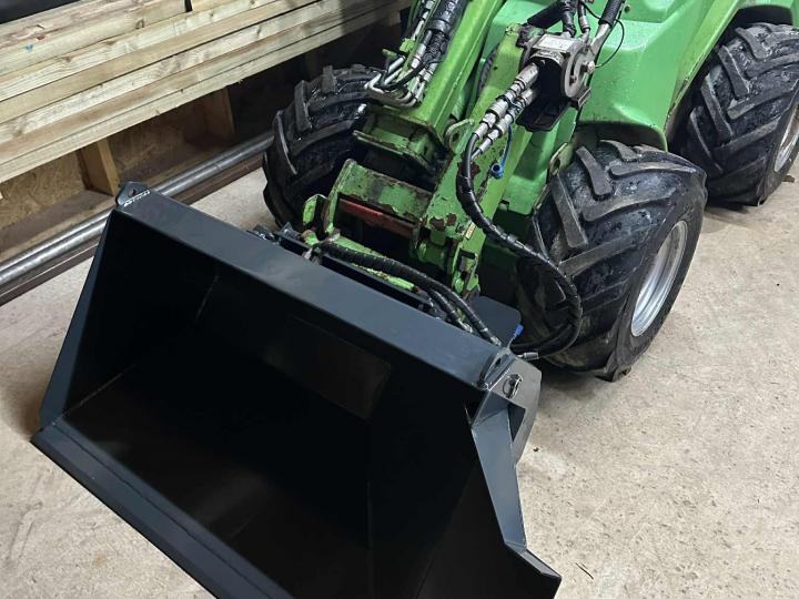 A side tipping bucket for an Avant loader