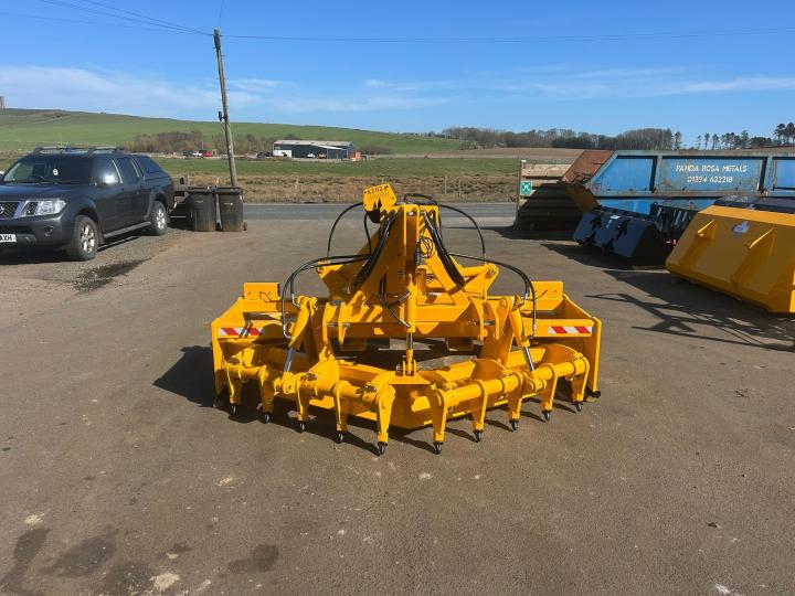 2.5m grader with bolt on hardox sides, ripper teeth, tilting frame, hydraulic operation of front and rear levelling bars and lights