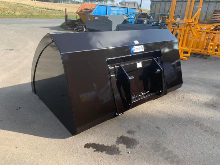 8ft 3.3 cub.M Hi-Tip Grain Bucket c/w recessed undercarriage