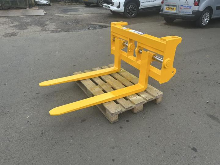 4 ton Pallet Forks with floating forks and pin and cone brackets