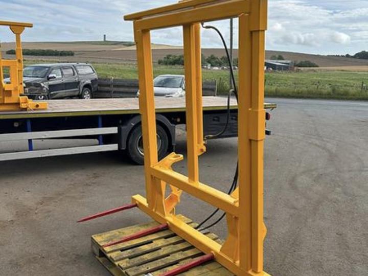 2m high Bale Spike with hydraulic adjustable goal post