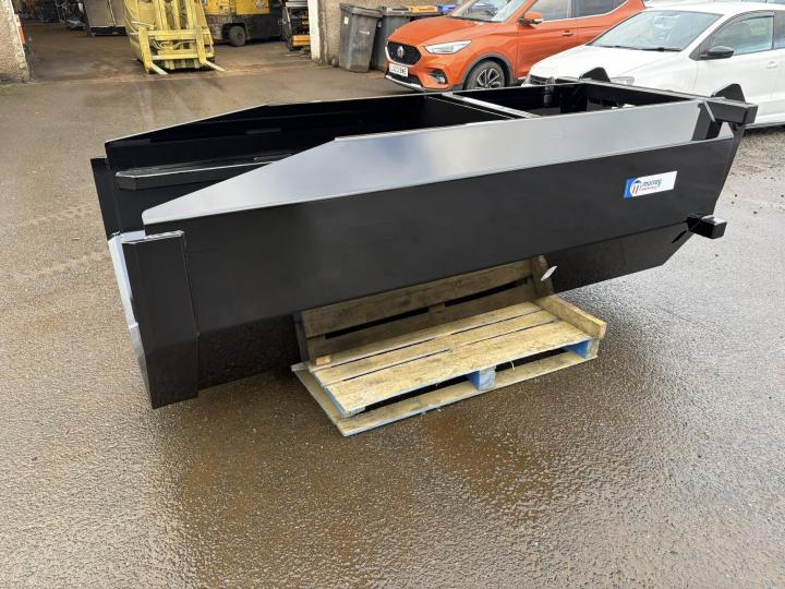 1.0 cub.m Ejector Bucket with Manitou brackets