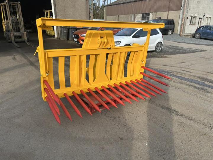Heavy duty hydraulic tipping stone fork