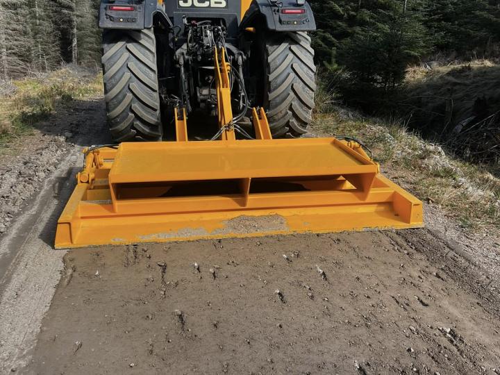 Road leveller with 3 point linkage