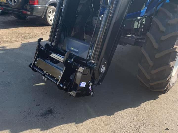 Q5 to Manitou Quick Hitch Adaptor