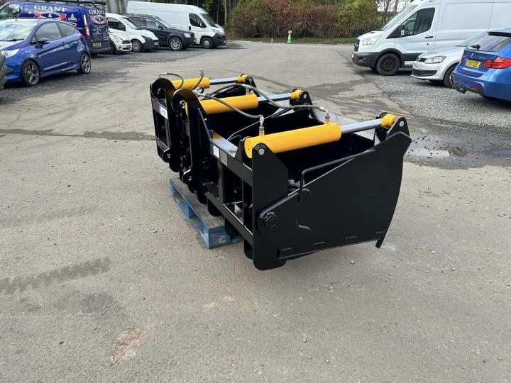 7ft 1” 3 ram shear grab - Fitted with 40mm Hardox tines and made to fit JCB tool carrier