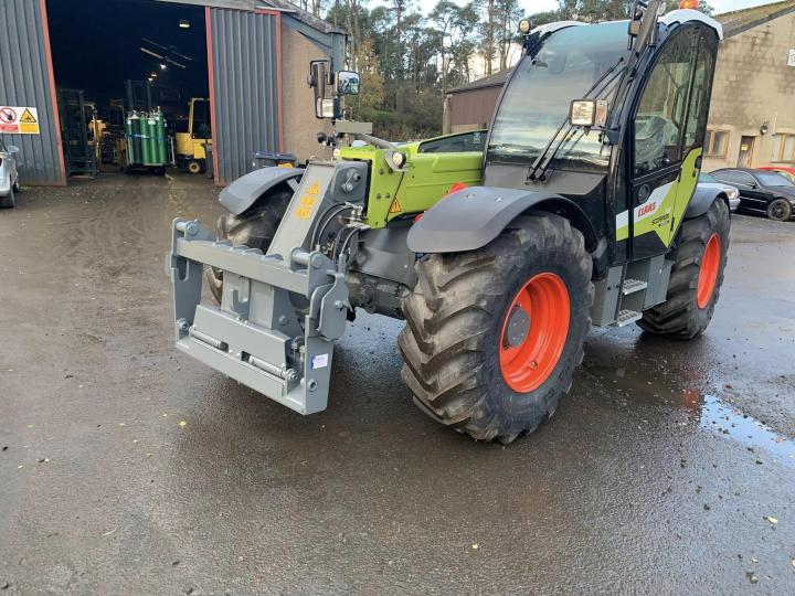 Quick hitch conversion for a Claas 741 to pickup JCB Q-fit c/w hydraulic locking.
