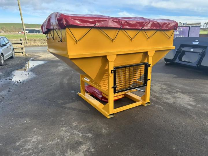 Hopper for fertiliser spreader