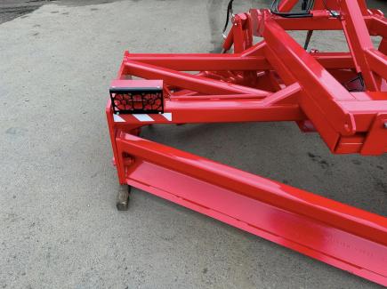 3m Grader with ripper teeth - MF red