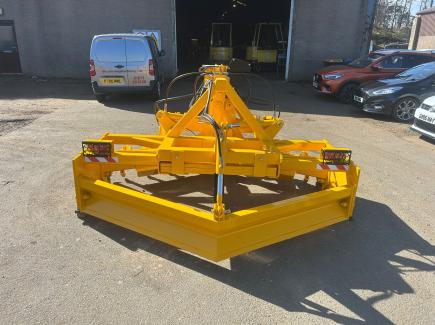 2.5m grader with bolt on hardox sides, ripper teeth, tilting frame, hydraulic operation of front and rear levelling bars and lights