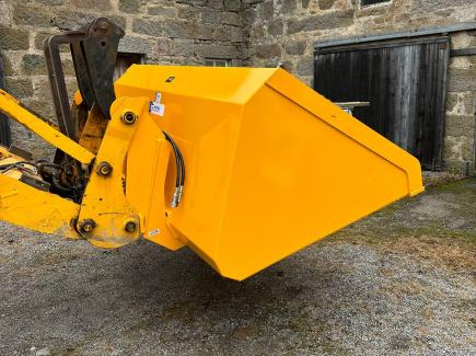 7' 6 Hi-Tip Grain Bucket with JCB 3CX Industrial Hooks