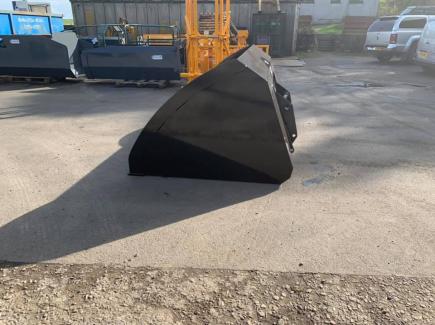 8ft 3.3 cub.M Hi-Tip Grain Bucket c/w recessed undercarriage