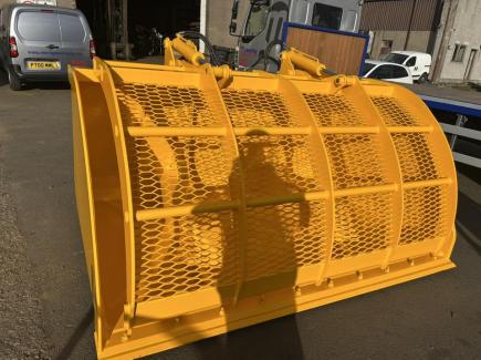 Hi-Tip bucket and grab for recycled waste