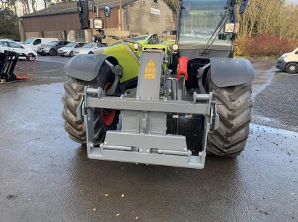 Quick hitch conversion for a Claas 741 to pickup JCB Q-fit c/w hydraulic locking.