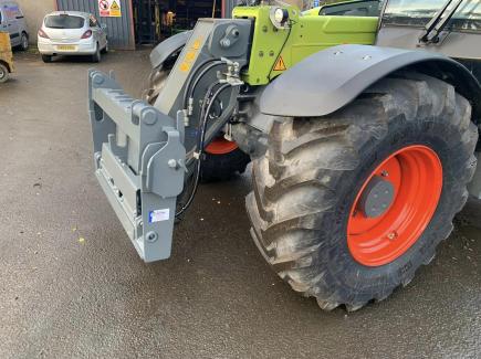 Quick hitch conversion for a Claas 741 to pickup JCB Q-fit c/w hydraulic locking.