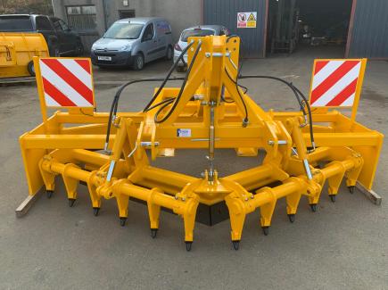 Gravel road grader with rear lights and marker boards