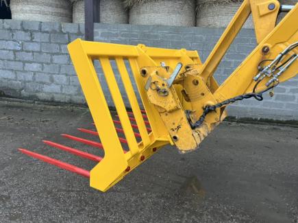 8' HD Manure Fork with JCB Q-Fit brackets and centre closed in