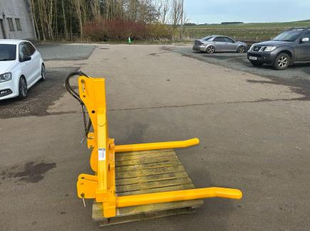 Single HD fold up wrapped bale handler