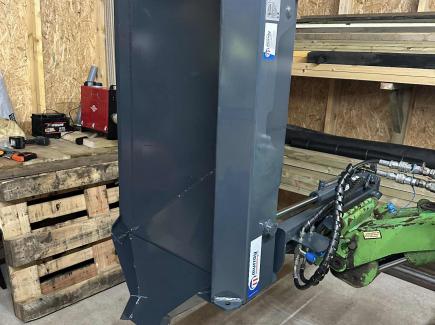 A side tipping bucket for an Avant loader