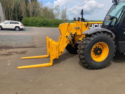 Pin and cone headstock cw hydraulic locking made to suit a JCB 560-80 telehandler.