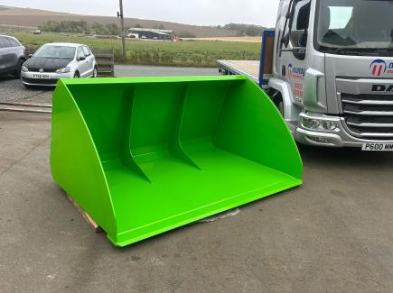 8’, 3.3 cub.m Grain Bucket with curved sides and Manitou brackets