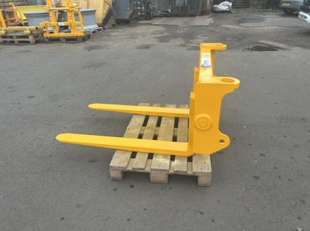 4 ton Pallet Forks with floating forks and pin and cone brackets