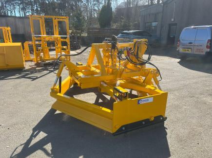 2.5m grader with bolt on hardox sides, ripper teeth, tilting frame, hydraulic operation of front and rear levelling bars and lights