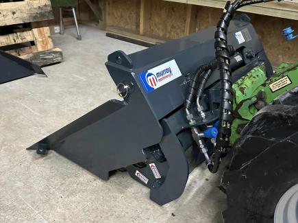 A side tipping bucket for an Avant loader