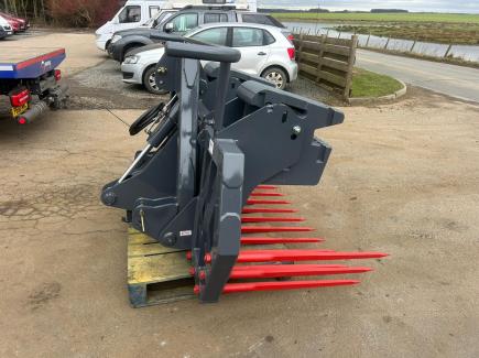 5' 6” hydraulic tipping stone fork with 16 tines and 3 point linkage and weight frame