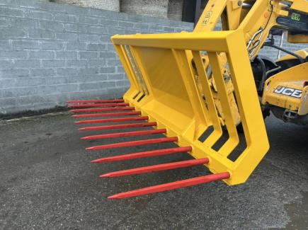 8' HD Manure Fork + JCB Q-Fit Brackets and centre closed in