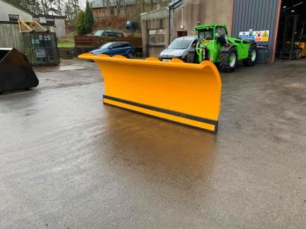 Hydraulic Snow Blade c/w pneumatic castors