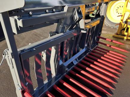 One very hi-spec hydraulic tipping stone fork with quick hitch system