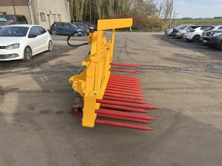 Heavy duty hydraulic tipping stone fork