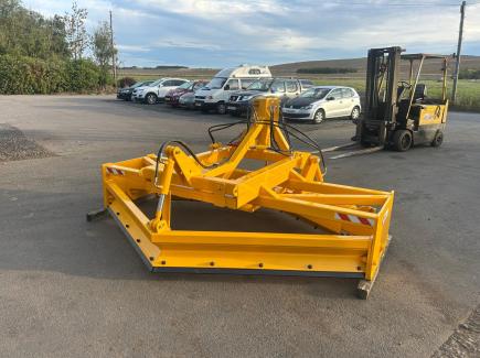 3m Grader with bolt on Hardox, ripper teeth and hydraulic operation for front and rear levelling beams