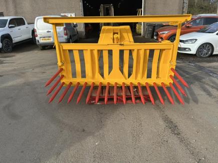 Heavy duty hydraulic tipping stone fork