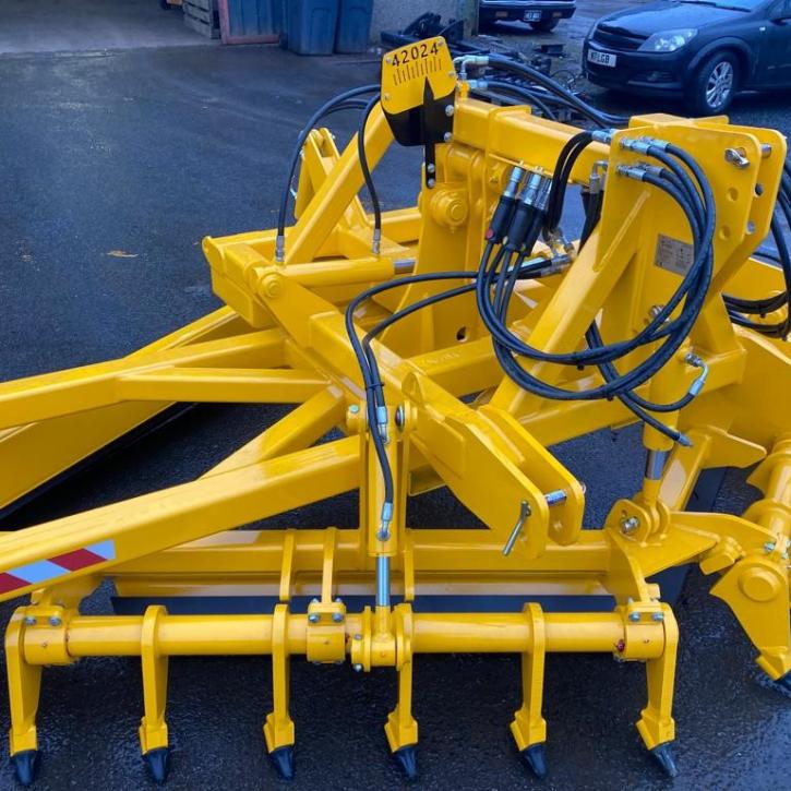 Gravel Road Grader - 3m, bolt on Hardox, ripper teeth, tilting frame and hydraulic operation on front and rear levelling beams