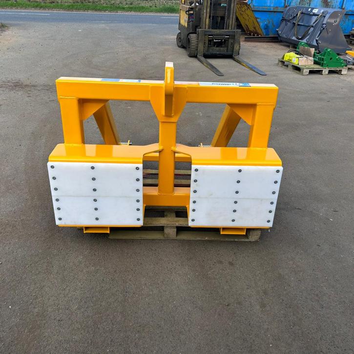 Implement mover for masted forklift