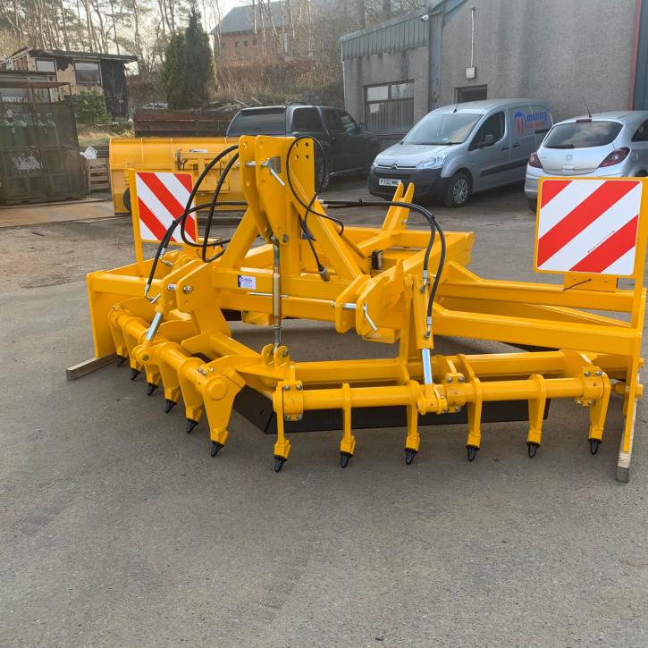 3m Gravel Road Grader with rear lights and marker boards