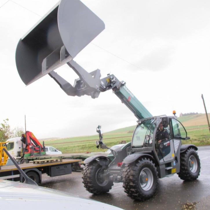 3.5 ton Hi-Tip Bucket with recessed undercarriage for Kramer KT557