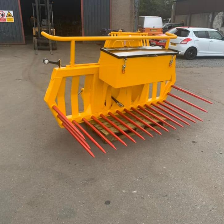 Hydraulic tipping stone fork with tool/weight box