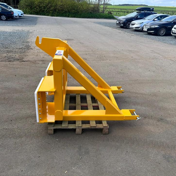 Implement mover for masted forklift