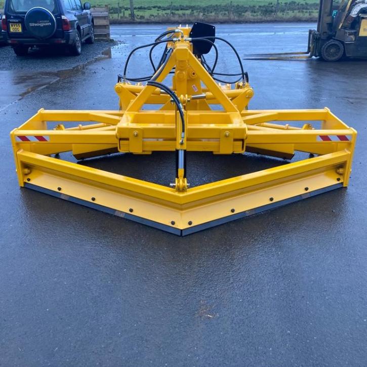 Gravel Road Grader - 3m, bolt on Hardox, ripper teeth, tilting frame and hydraulic operation on front and rear levelling beams