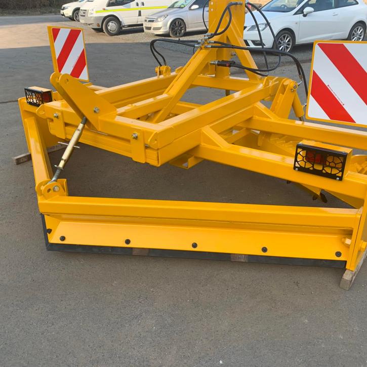 3m Gravel Road Grader with rear lights and marker boards